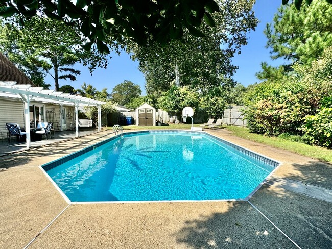 Building Photo - A Pool Home in Birchwood Gardens! Availabl...