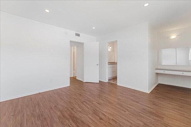 Building Photo - 5703 Hazeltine Ave