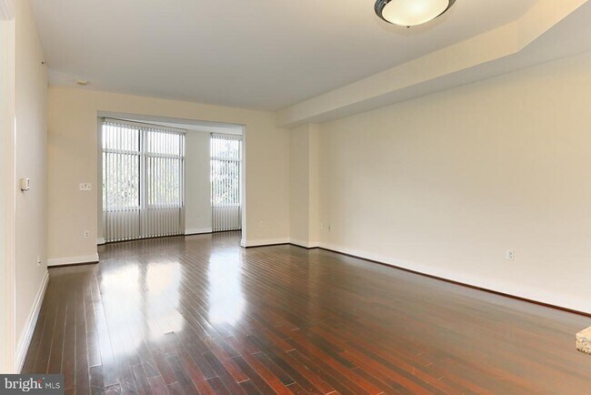 Building Photo - 8220 Crestwood Heights Dr