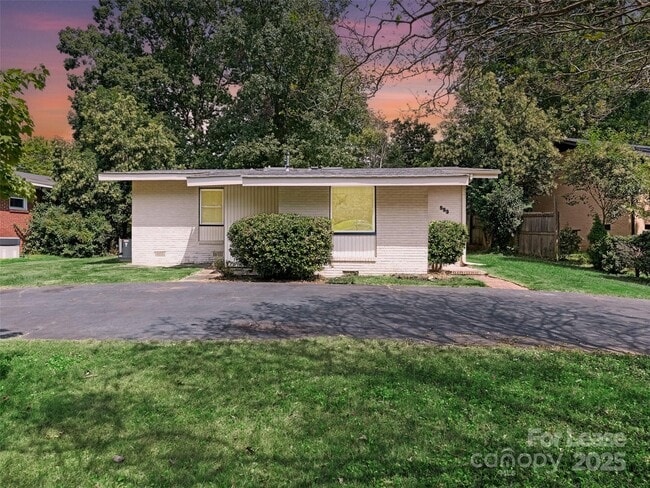 Building Photo - 553 Kenlough Dr