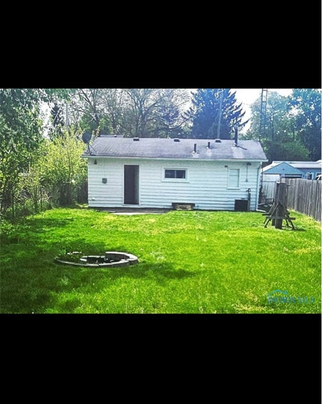 Building Photo - 228 Deigle Dr