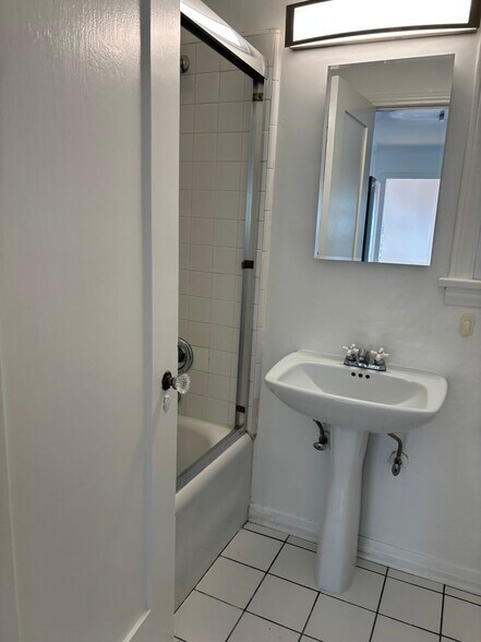 Building Photo - 8707 W West Knoll Dr