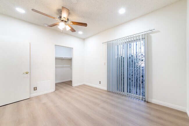 Building Photo - 1138 Grand View S St