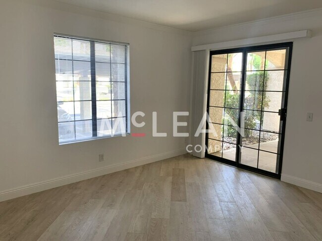 Building Photo - Beautiful Two Bedroom Condo in a Stunning ...