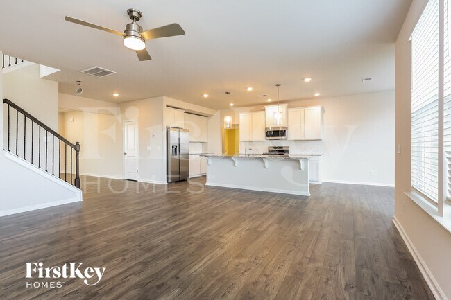 Building Photo - 557 Hillpark Ln