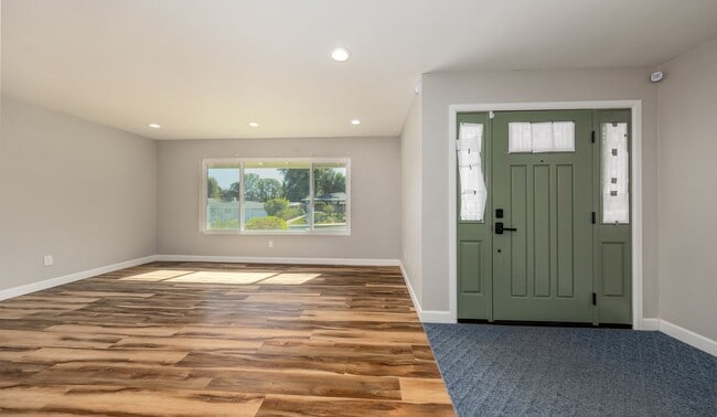 Building Photo - Large, Gorgeous Single Story Pool Home