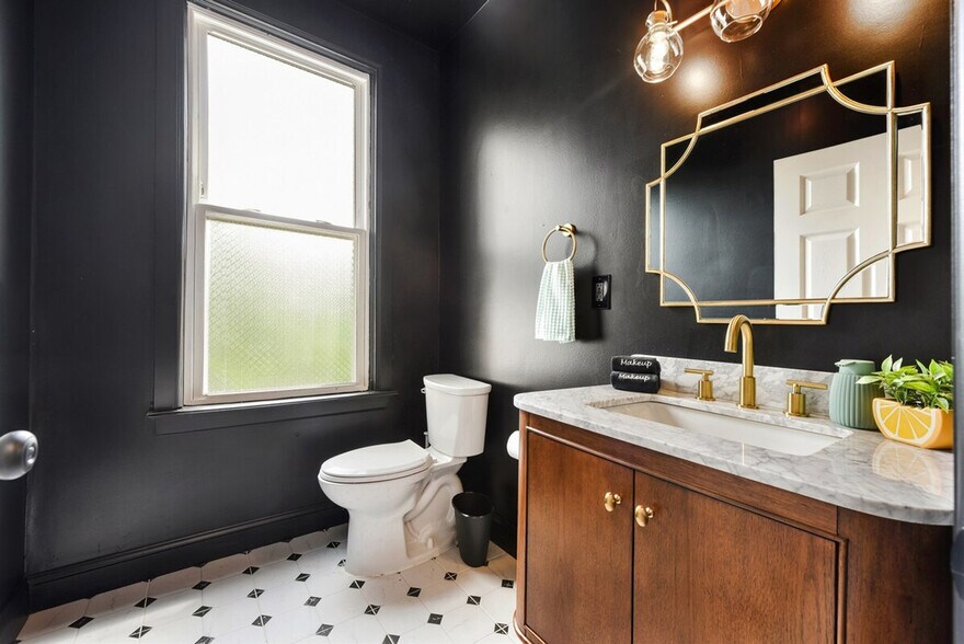 Building Photo - 1816 Rhine St