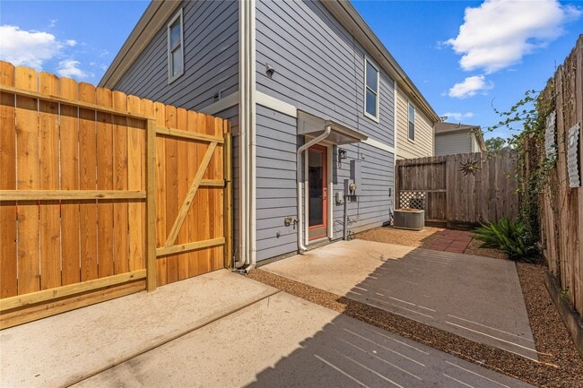 Building Photo - 2623 Woodridge Cove Dr