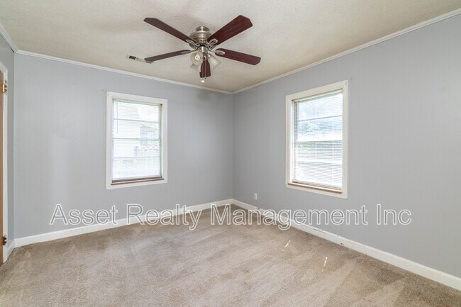 Building Photo - 102 Eastwood Dr