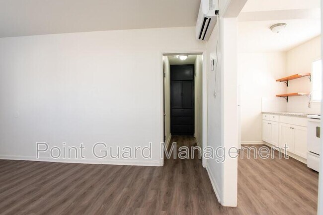Building Photo - 813 S Beverly St