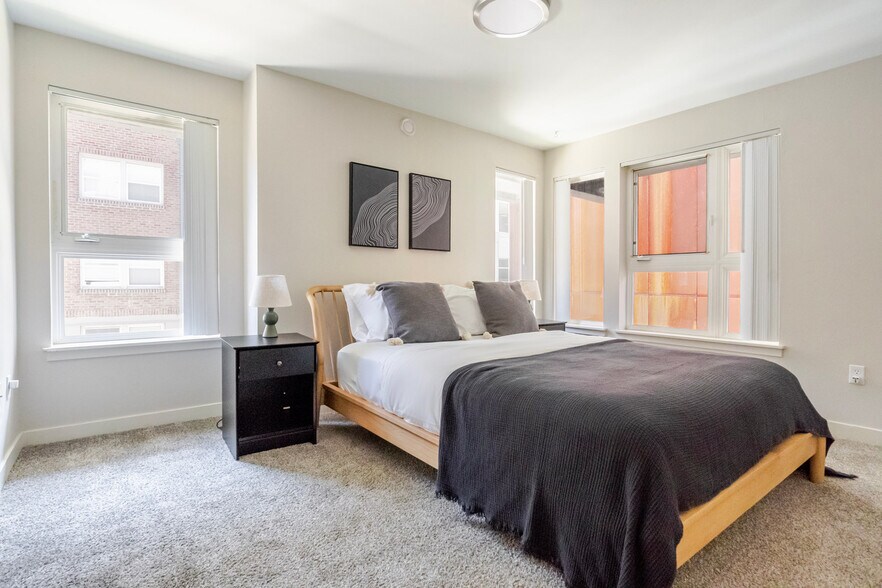 Building Photo - 526 Yale Ave N