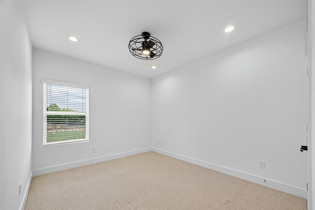 Building Photo - 1070 Mansfield St