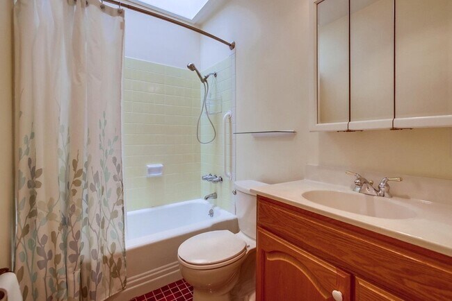 Building Photo - Large and bright condo in the Grossmont Vi...