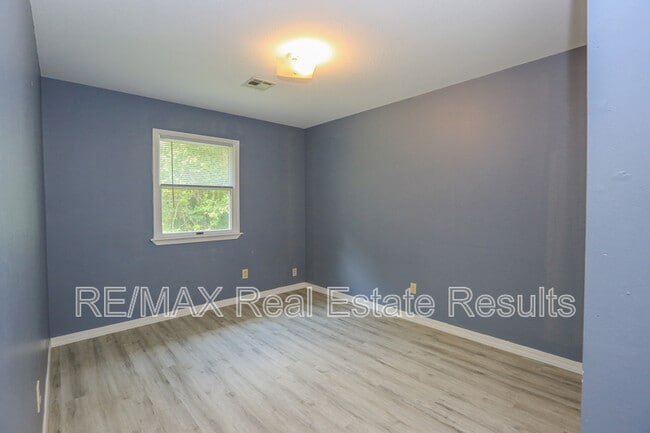 Building Photo - 205 White Oak Dr NE