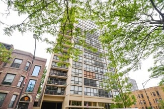 Building Photo - 1540 N La Salle Dr