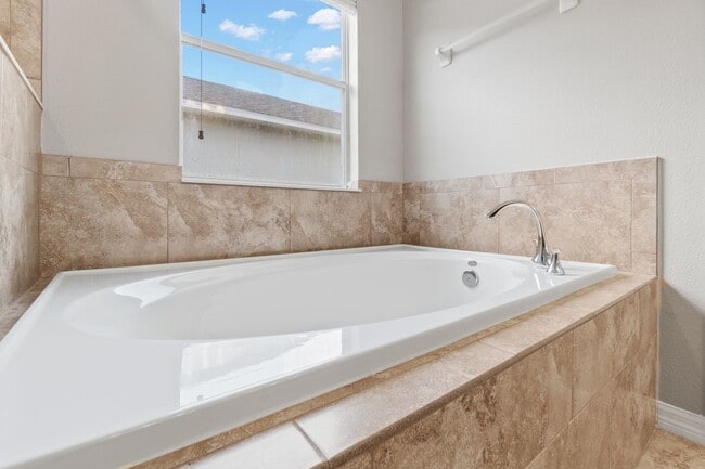 Building Photo - Beautiful 3/2.5 Energy Efficient Home in H...