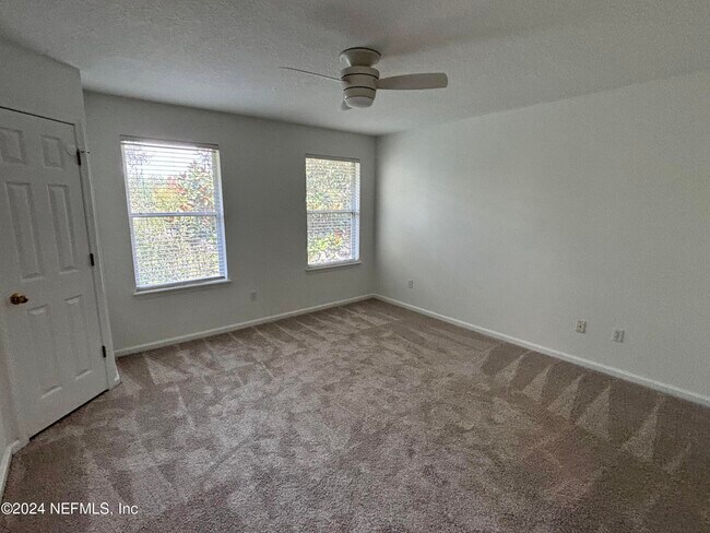 Building Photo - 369 Scrub Jay Dr