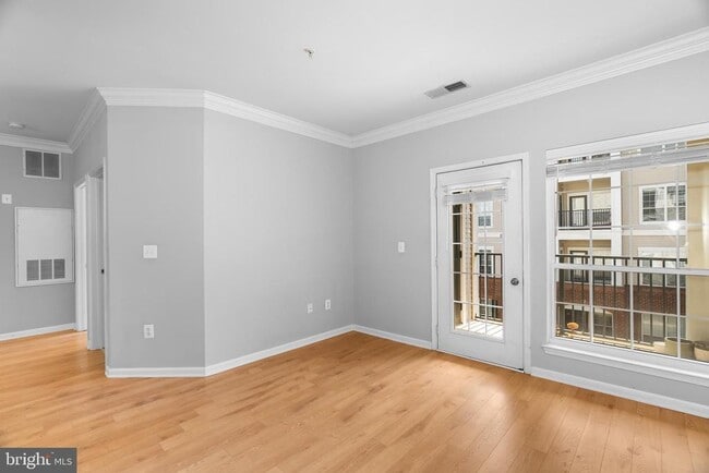 Building Photo - 4852 Eisenhower Ave