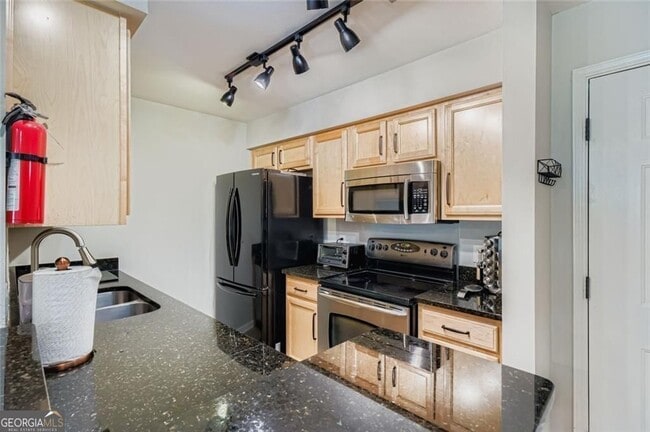 Building Photo - 3302 Pine Heights Dr NE