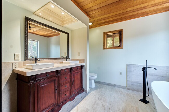 Building Photo - 509 Wallace Ln