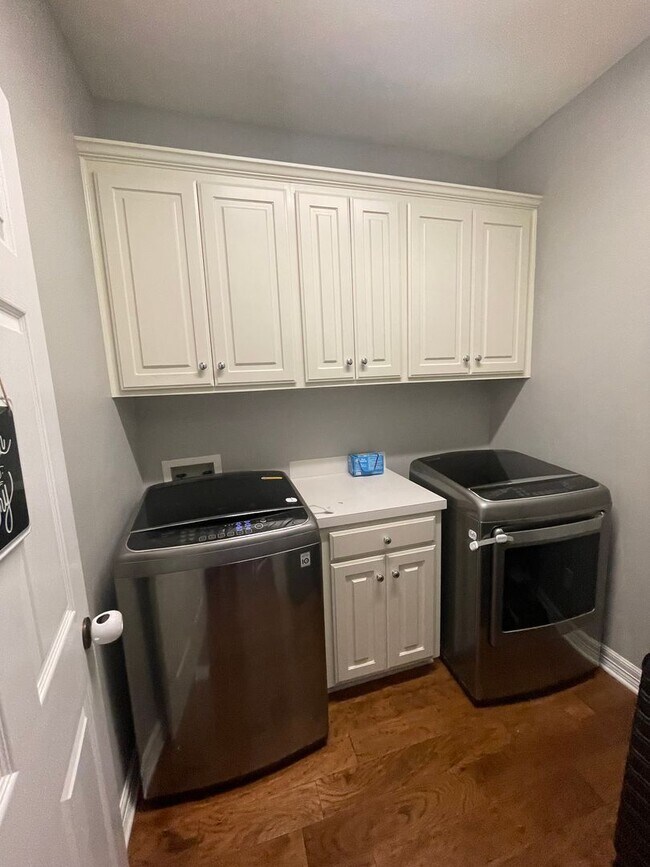 Building Photo - Gorgeous 5 Bedroom Home in The Haven!