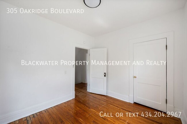 Building Photo - 305 Oakridge Blvd