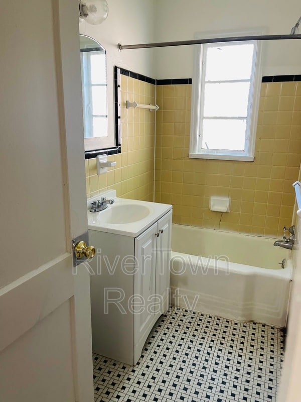 Building Photo - 3558 Poplar Ave