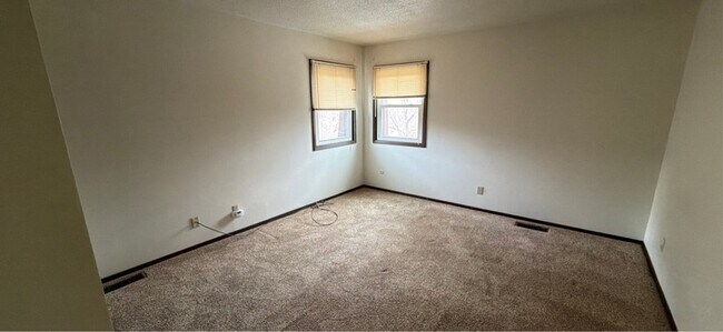 Building Photo - 512 Breezy Point Dr