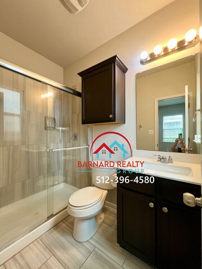 Building Photo - **APPLICATION PENDING!**2 bed/2 bath in De...