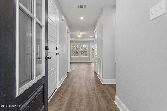 Building Photo - 3 Bed / 2 Bath Home – Modern Finishes & Convenient Location