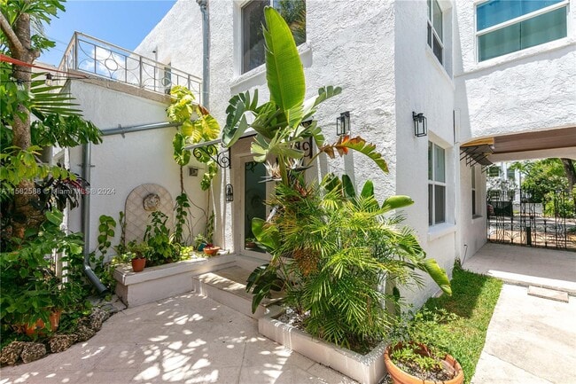 Building Photo - 18 NE 42nd St