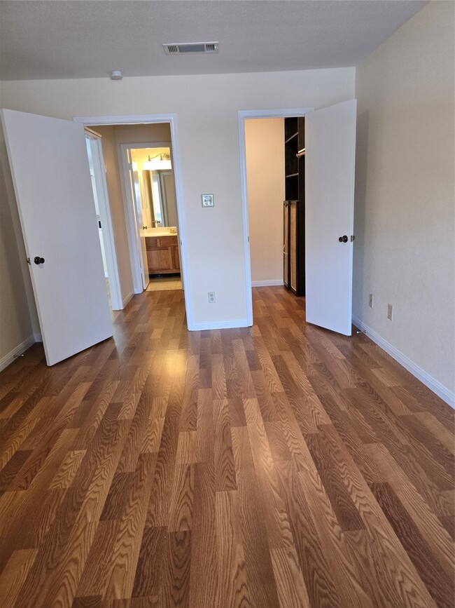 Building Photo - 9797 Leawood Blvd