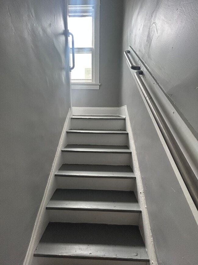 Building Photo - SECTION 8 READY!!