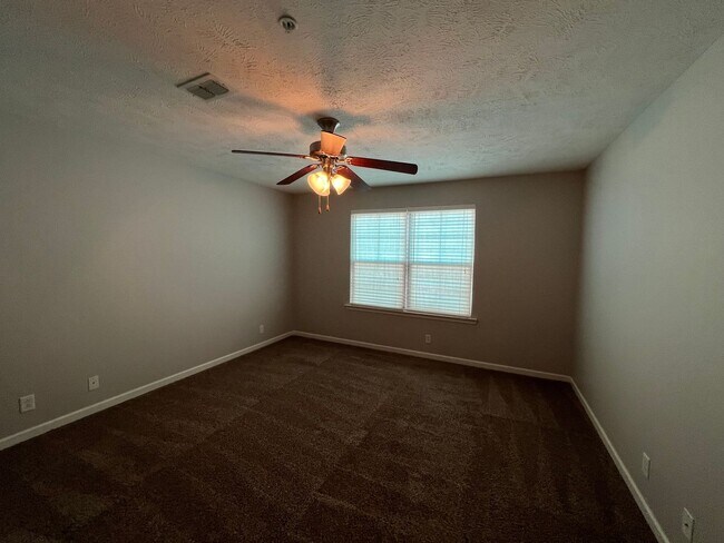 Building Photo - Available Immediately! Gorgeous 4 Bedroom 3 Bath in Creeksbend Subdivision