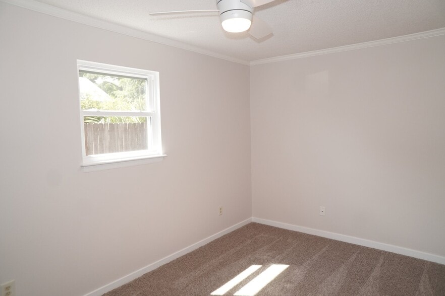 Building Photo - 1133 Oakcrest Dr