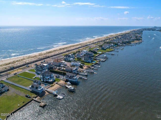 Building Photo - 556 Ocean Ave