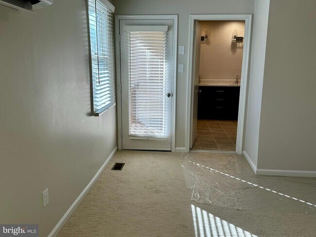 Building Photo - 18 Dundee Mews