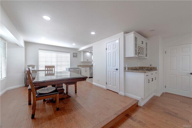 Building Photo - 410 W 220th St