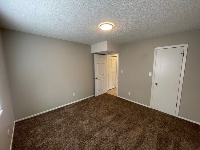 Building Photo - 922 Teal Ct