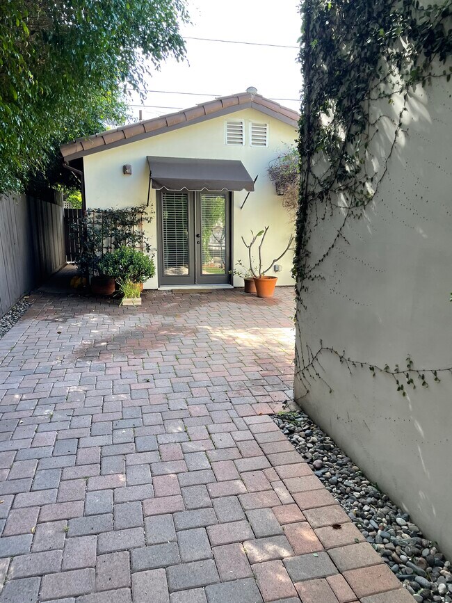 Entrance - 153 S La Peer Dr