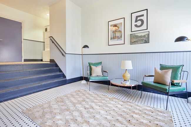 Primary Photo - 2415 Mt Vernon Ave