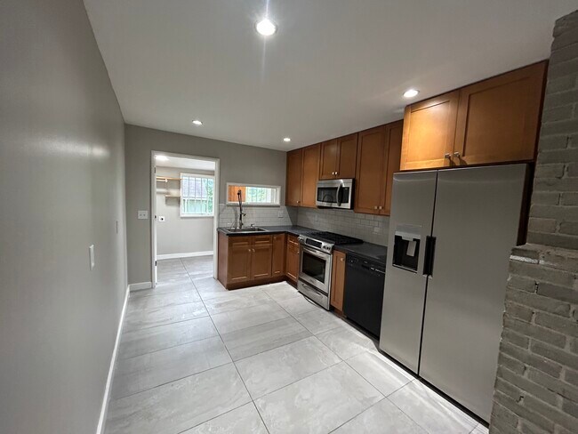 Building Photo - 327 N Clarendon Ave