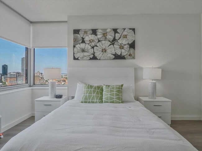 Building Photo - 33 Hudson St