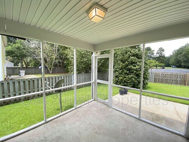 Building Photo - 110 Summer Trace Dr