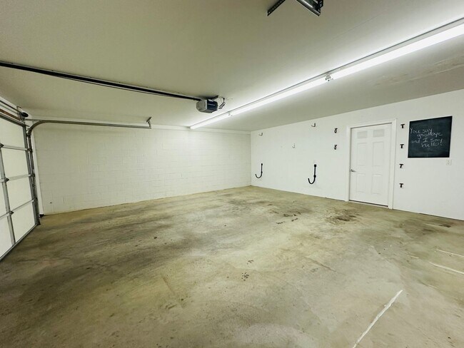 Building Photo - 3 Bedroom 2.5 Half Bath Townhouse with 2 Car Garage