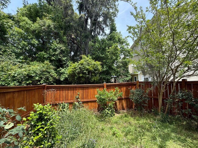Building Photo - Move in Ready Three Bedroom Townhome in West Ashley