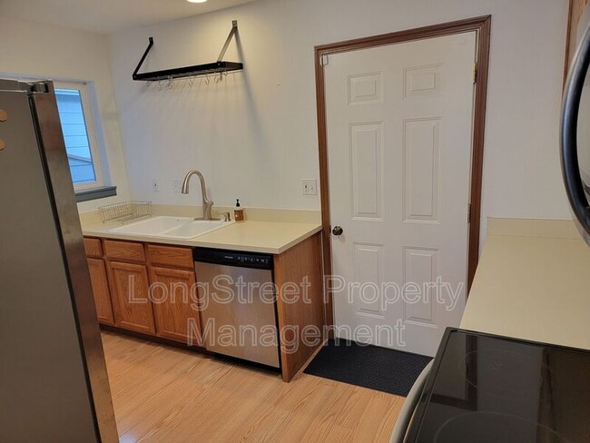 Building Photo - 3121 NE Flintlock Pl