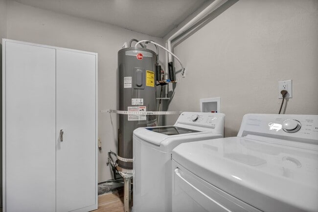 Building Photo - Spacious Furnished 5 Bed / 2 Bath Single Family Home with Private Pool in Las Vegas