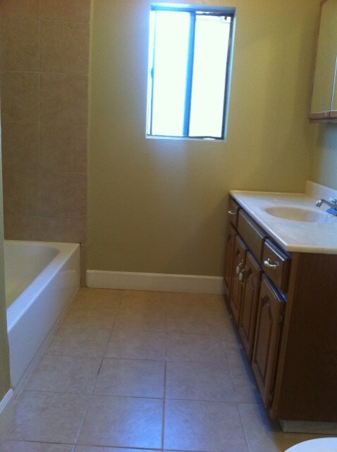 spacious bathroom - 5208 W 20th St
