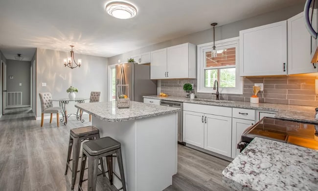 Building Photo - Woodland Hills